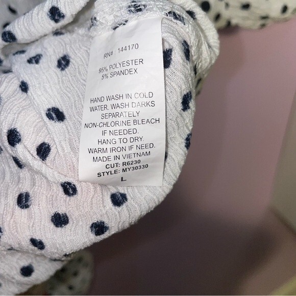 Lavish white top with black polka dots and cold shoulder neckline Size L - Picture 9 of 9